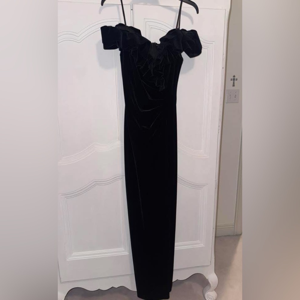 XSCAPE Evening Gown. Black Velvet Off The Shoulder. Worn Once/Excellent. Size 6
